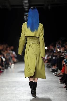 Bilder des Tages A model takes to the catwalk during the presentation of Guy Laroche show as part of the Fall-Winter 2017-18 Paris Fashion Week on March 1, 2017.  PAR20170301105 MAYAxVIDON-WHITE