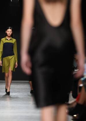 A model takes to the catwalk during the presentation of Guy Laroche show as part of the Fall-Winter 2017-18 Paris Fashion Week on March 1, 2017.  PAR20170301111 MAYAxVIDON-WHITE