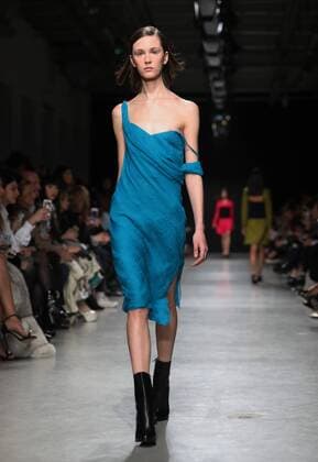 A model takes to the catwalk during the presentation of Guy Laroche show as part of the Fall-Winter 2017-18 Paris Fashion Week on March 1, 2017.  PAR20170301116 MAYAxVIDON-WHITE