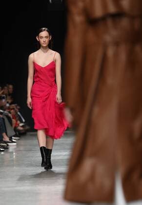 A model takes to the catwalk during the presentation of Guy Laroche show as part of the Fall-Winter 2017-18 Paris Fashion Week on March 1, 2017.  PAR20170301120 MAYAxVIDON-WHITE