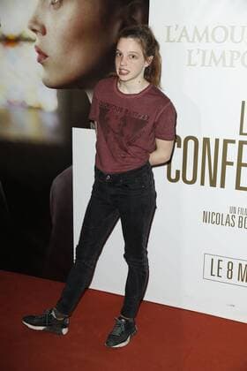 Solene Rigot CELEBRITES : Vor Filmpremiere Premiere La Confession - Paris - 02 03 2017 GwendolineLeGoff Panoramic 