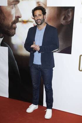 Florent Peyre CELEBRITES : Vor Filmpremiere Premiere La Confession - Paris - 02 03 2017 GwendolineLeGoff Panoramic 