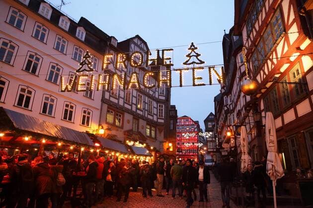 Adventsmarkt am Marktplatz in Marburg am 14.12.2016 Marburg: Stimmungsvolle weihnachtliche Kulisse im Bereich des historischen Rathauses. Zahlreiche Händler, Kunsthandwerker und Künstler sorgen für einen erlebnisreichen bunten Adventsmarkt sowie kulinarische Produkte überwiegend aus der Region für das leibliche Wohl. - Glühweinstand (auch ein beliebter Treffpunkt von Studenten) - Lichterkette mit Schriftzug: FROHE WEIHNACHTEN Adventsmarkt in Marburg 2016