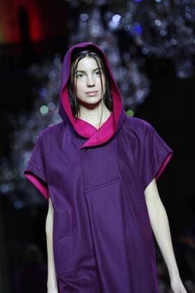 A model takes to the catwalk during the presentation of Issey Miyake s show as part of the Fall-Winter 2017-18 Paris Fashion Week on March 3, 2017.  PAR20170303101 MAYAxVIDON-WHITE