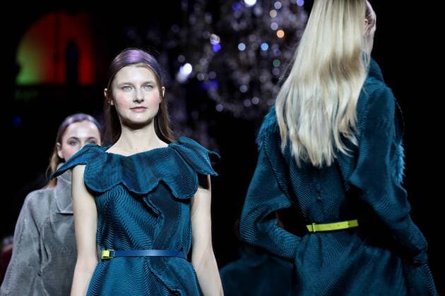 A model takes to the catwalk during the presentation of Issey Miyake s show as part of the Fall-Winter 2017-18 Paris Fashion Week on March 3, 2017.  PAR20170303106 MAYAxVIDON-WHITE