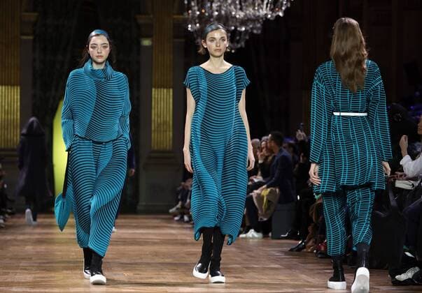 Bilder des Tages A model takes to the catwalk during the presentation of Issey Miyake s show as part of the Fall-Winter 2017-18 Paris Fashion Week on March 3, 2017.  PAR20170303108 MAYAxVIDON-WHITE