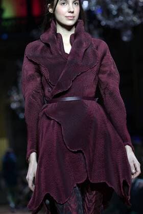 A model takes to the catwalk during the presentation of Issey Miyake s show as part of the Fall-Winter 2017-18 Paris Fashion Week on March 3, 2017.  PAR20170303116 MAYAxVIDON-WHITE