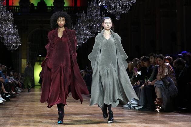 A model takes to the catwalk during the presentation of Issey Miyake s show as part of the Fall-Winter 2017-18 Paris Fashion Week on March 3, 2017.  PAR20170303119 MAYAxVIDON-WHITE