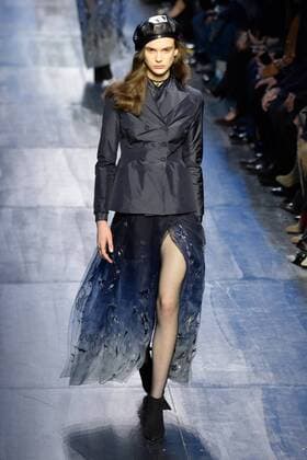 Bilder des Tages (170303) -- PARIS, March 3, 2017 -- A model presents a creation of Christian Dior during the Women s Ready-to-Wear Fall Winter 2017 2018 fashion week in Paris, France, on March 3, 2017. ) FRANCE-PARIS-FASHION WEEK-CHRISTIAN DIOR PieroxBiasion 