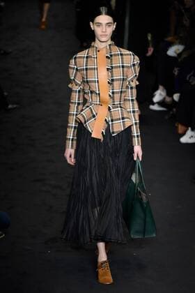 A model presents a creation of Loewe during the Women s Ready-to-Wear Fall Winter 2017 2018 fashion week in Paris, France, on March 3, 2017. ) (yy) FRANCE-PARIS-FASHION WEEK-LOEWE PieroxBiasion 