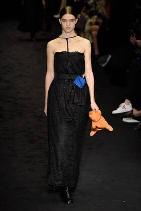 A model presents a creation of Loewe during the Women s Ready-to-Wear Fall Winter 2017 2018 fashion week in Paris, France, on March 3, 2017. ) (yy) FRANCE-PARIS-FASHION WEEK-LOEWE PieroxBiasion 