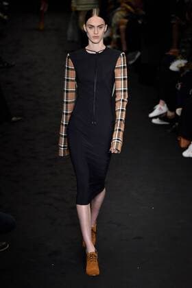 A model presents a creation of Loewe during the Women s Ready-to-Wear Fall Winter 2017 2018 fashion week in Paris, France, on March 3, 2017. ) (yy) FRANCE-PARIS-FASHION WEEK-LOEWE PieroxBiasion 