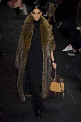 A model presents a creation of Loewe during the Women s Ready-to-Wear Fall Winter 2017 2018 fashion week in Paris, France, on March 3, 2017. ) (yy) FRANCE-PARIS-FASHION WEEK-LOEWE PieroxBiasion 