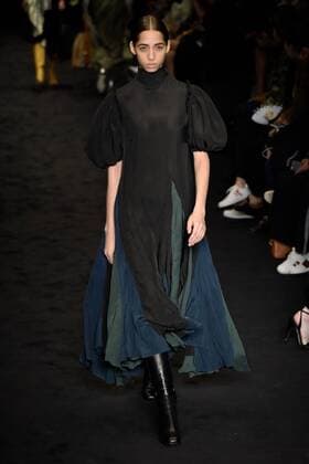 A model presents a creation of Loewe during the Women s Ready-to-Wear Fall Winter 2017 2018 fashion week in Paris, France, on March 3, 2017. ) (yy) FRANCE-PARIS-FASHION WEEK-LOEWE PieroxBiasion 