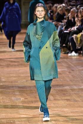 A model presents a creation of Issey Miyake during the Women s Ready-to-Wear Fall Winter 2017 2018 fashion week in Paris, France, on March 3, 2017.)(yy) FRANCE-PARIS-FASHION WEEK-ISSEY MIYAKE PieroxBiasion 