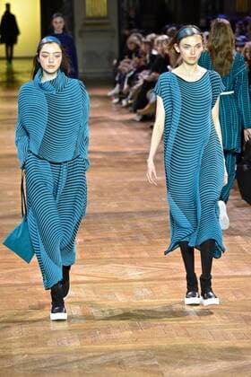 Models present creations of Issey Miyake during the Women s Ready-to-Wear Fall Winter 2017 2018 fashion week in Paris, France, on March 3, 2017.)(yy) FRANCE-PARIS-FASHION WEEK-ISSEY MIYAKE PieroxBiasion 