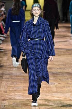 A model presents a creation of Issey Miyake during the Women s Ready-to-Wear Fall Winter 2017 2018 fashion week in Paris, France, on March 3, 2017.)(yy) FRANCE-PARIS-FASHION WEEK-ISSEY MIYAKE PieroxBiasion 