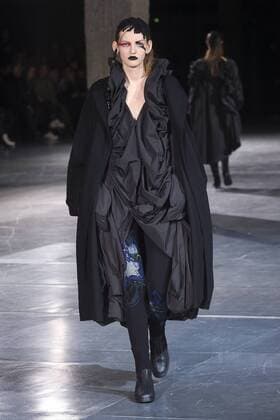 216043 Marineau Starface 2017-03-02 Paris France Paris Fashion Week. Defile PAP Automne-hiver 2017.Yohji YAMAMOTO. Yohji Yamamoto , autumn-winter 2017 Paris, France Editorial use only  Copyright: xMarineaux STAR_216043_042
