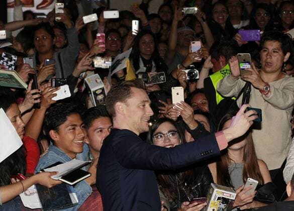 British actor Tom Hiddleston poses with fanatics during the premier of Kong: skull island in Mexico City, Mexico, 04 March 2017. Premier of Kong: skull island in Mexico City !ACHTUNG: NUR REDAKTIONELLE NUTZUNG!  Copyright: xMarioxGuzmánx MEX445 20170305-636242908466018545