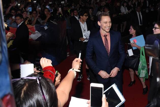 March 4, 2017 - Mexico City, Mexico - Actor Tom Hiddleston is seen signing autographs to the fans during the red carpet film premiere of Kong: Skull Island at Cinepolis Oasis on March 04, 2017 in Mexico City, Mexico Mexico City Mexico  - ZUMAn230 20170304_zaa_n230_773 Copyright: xCarlosxTischlerx