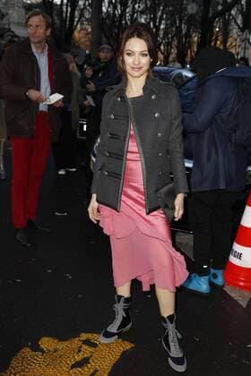 Olga Kurylenko CELEBRITES : Defile John Galliano - Pret a Porter Automne Hiver - 05 03 2017 GwendolineLeGoff Panoramic 