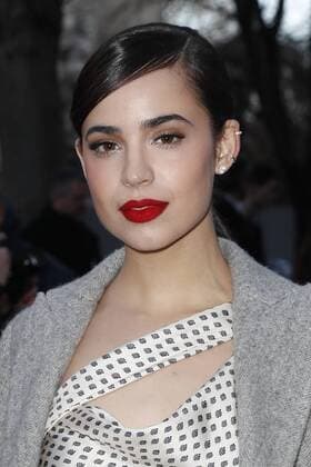 Sofia Carson CELEBRITES : Defile John Galliano - Pret a Porter Automne Hiver - 05 03 2017 GwendolineLeGoff Panoramic 