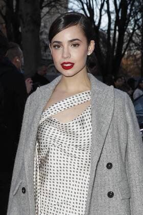 Sofia Carson CELEBRITES : Defile John Galliano - Pret a Porter Automne Hiver - 05 03 2017 GwendolineLeGoff Panoramic 