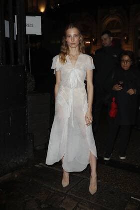 Ilona Smet CELEBRITES : Defile John Galliano - Pret a Porter Automne Hiver - 05 03 2017 GwendolineLeGoff Panoramic 