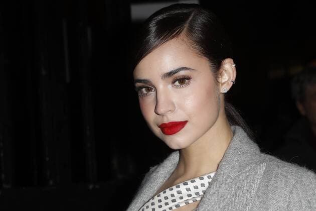 Sofia Carson CELEBRITES : Defile John Galliano - Pret a Porter Automne Hiver - 05 03 2017 GwendolineLeGoff Panoramic 
