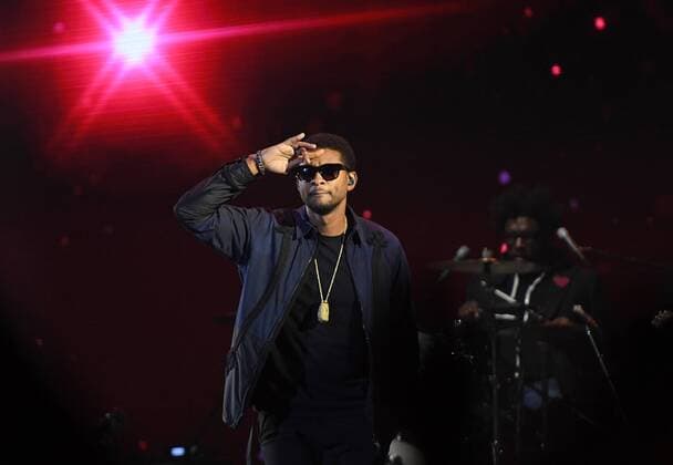 March 5, 2017 - Okeechobee, FL, USA - Usher sings with The Roots at the 2017 Okeechobee Music and Arts Festival, featuring four days of rock, independent, hip-hop and electronic dance music. In addition to concerts, the event offers art, workshops, yoga, craft foods and a variety of camping options. Okeechobee USA - ZUMAm67_ 20170305_zaf_m67_023 Copyright: xJimxRassolx