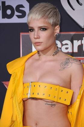 Entertainment Bilder der Woche Bilder des Tages March 5, 2017 - Inglewood, California, U.S. - HALSEY during red carpet arrivals for the iHeartRadio Music Awards, held at The Forum. Inglewood United States - ZUMAa123 20170305_zaa_a123_083 Copyright: xBirdiexThompsonx