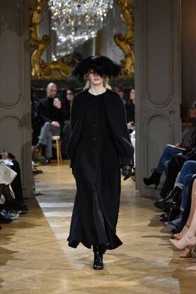 PARIS, March 5, 2017 -- A model presents a creation of John Galliano during the Women s Ready-to-Wear Fall Winter 2017 2018 fashion week in Paris, France, on March 5, 2017. ) (hy) FRANCE-PARIS-FASHION WEEK-JOHN GALLIANO PieroxBiasion 