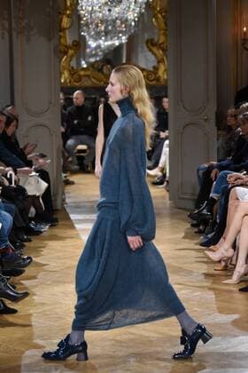 Entertainment Bilder der Woche Bilder des Tages PARIS, March 5, 2017 -- A model presents a creation of John Galliano during the Women s Ready-to-Wear Fall Winter 2017 2018 fashion week in Paris, France, on March 5, 2017. ) (hy) FRANCE-PARIS-FASHION WEEK-JOHN GALLIANO PieroxBiasion 
