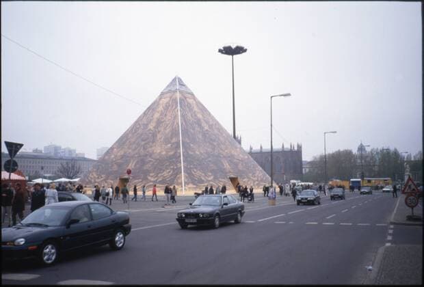 Berlin GER, Berlin, ca. 19970401, Stadtansicht, Pyramide für berlin , von Wilfried Probst, vor dem Staatsratsgebäude Palast der Republik
