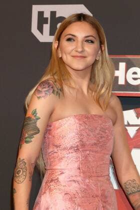 LOS ANGELES - MAR 5: Julia Michaels at the 2017 iHeart Music Awards at Forum on March 5, 2017 in Los Angeles, CA  Copyright: xKathyxHutchinsx xIPAx xHutchinsxPhotox