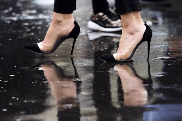 Look - Talons sexy CELEBRITES : Arrivees du Defile Giambattista Valli - Paris - 06 03 2017 JBAutissier Panoramic 