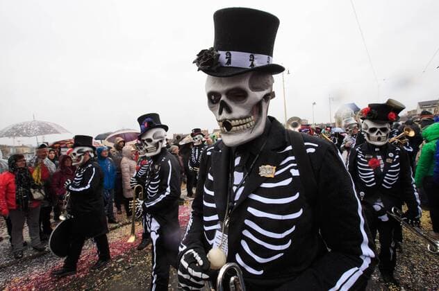 (170306) -- BASEL, March 6, 2017 -- Revellers participate in the carnival procession during the Carnival of Basel 2017 in Basel, Switzerland, March 6, 2017. The Carnival of Basel, which is the biggest carnival in Switzerland, started on Monday early morning and will last 72 hours. ) SWITZERLAND-BASEL-CARNIVAL-PROCESSION XuxJinquan 