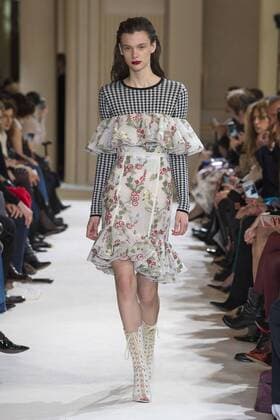 216111 Marineau Starface 2017-03-06 Paris France Paris Fashion Week. Defile PAP automne-hiver. Giambattita Valli. Giambattista Valli , autumn-winter 2017 Paris, France Paris fashion week. Parade PAP Autumn-Winter 2017. Giambattista Valli. Editorial use only _sans_perso  Copyright: xMarineaux STAR_216111_003