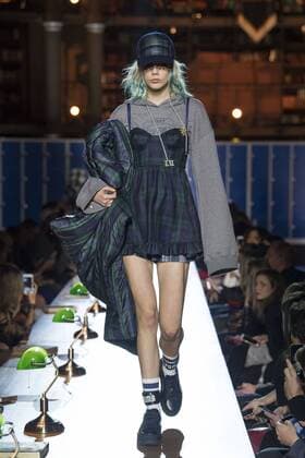 216125 Marineau Starface 2017-03-06 Paris France Paris Fashion Week. Defile PAP automne-hiver. Fenty x Puma by Rihanna. Fenty x Puma by Rihanna autumn winter 2017. Fenty x Puma by Rihanna, autumn-winter 2017 Paris, France Editorial use only _sans_perso  Copyright: xMarineaux STAR_216125_010