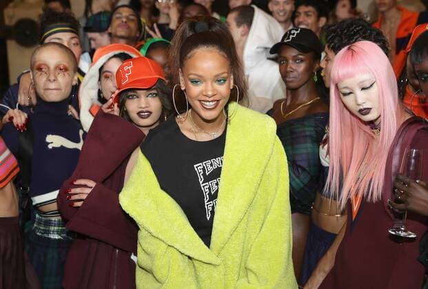 216127 Fenty x Puma Starface 2017-03-06 Paris France Paris Fashion Week. Defile PAP Automne-hiver 2017. FENTY x PUMA by Rihanna. PARIS, FRANCE - MARCH 06: Rihanna pose backstage with models before FENTY PUMA by Rihanna Fall Winter 2017 Collection at Bibliotheque Nationale de France on March 6, 2017 in Paris, France. (Photo by Vittorio Zunino Celotto Getty Images for Fenty Puma ) Local Caption Rihanna Fenty, Robyn Rihanna ( Rihanna )  Copyright: xFentyxxxPumax xStarfacex STAR_216127_007