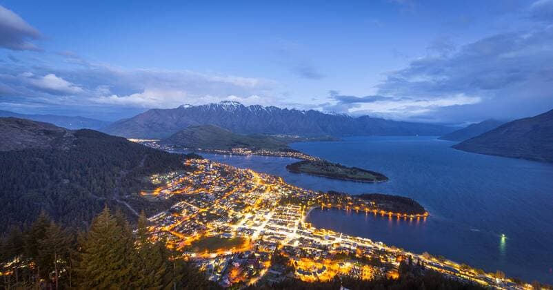  Ausblick auf Lake Wakatipu und Queenstown, Abendstimmung, Ben Lomond Scenic Reserve, Berkgette The Remarkables, Otago, Südinsel, Neuseeland, Ozeanien Copyright: imageBROKER/MoritzxWolf ibxmmw04489851.jpg