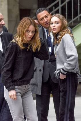 216129 Serge Arnal Starface 2017-03-07 Paris France Paris Fashion Week. Defile Chanel PAP automne-hiver. People. Paris fashion week. Chanel, autumn, winter 2017. People Paradis, Vanessa; Depp-Paradis, Lily Rose  Copyright: xSergexArnalx xStarfacex STAR_216129_003