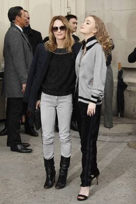Vanessa Paradis and daughter Lily Rose Depp CELEBRITIES : Ankunft zur Chanel Modenschau - Pret a Porter Automne Hiver - 07 03 2017 GwendolineLeGoff Panoramic 