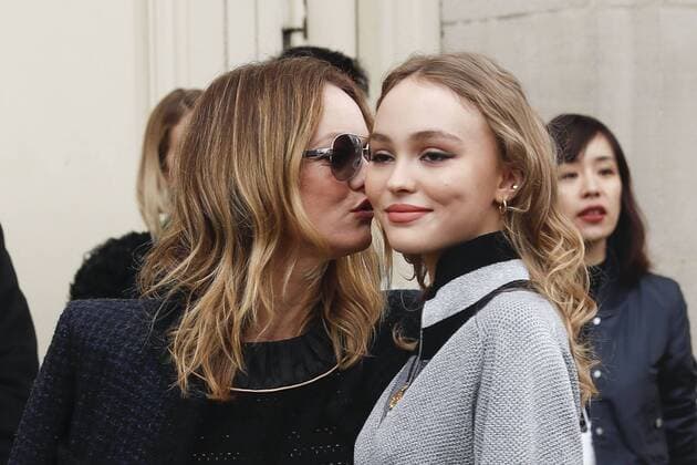 Vanessa Paradis and daughter Lily Rose Depp CELEBRITIES : Ankunft zur Chanel Modenschau - Pret a Porter Automne Hiver - 07 03 2017 GwendolineLeGoff Panoramic 