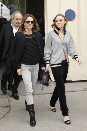 Vanessa Paradis and daughter Lily Rose Depp CELEBRITIES : Ankunft zur Chanel Modenschau - Pret a Porter Automne Hiver - 07 03 2017 GwendolineLeGoff Panoramic 