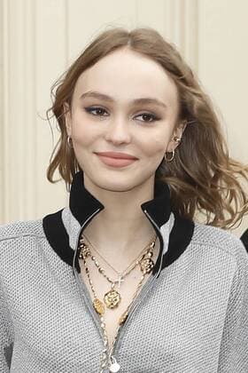 Lily Rose Depp CELEBRITIES : Ankunft zur Chanel Modenschau - Pret a Porter Automne Hiver - 07 03 2017 GwendolineLeGoff Panoramic 