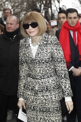 Anna Wintour CELEBRITIES : Ankunft zur Chanel Modenschau - Pret a Porter Automne Hiver - 07 03 2017 GwendolineLeGoff Panoramic 