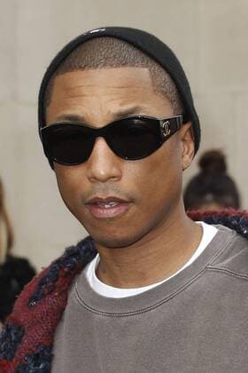 Pharell Williams CELEBRITIES : Ankunft zur Chanel Modenschau - Pret a Porter Automne Hiver - 07 03 2017 GwendolineLeGoff Panoramic 
