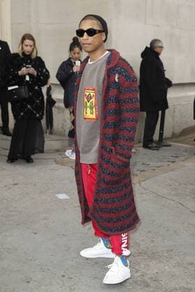 Pharell Williams CELEBRITIES : Ankunft zur Chanel Modenschau - Pret a Porter Automne Hiver - 07 03 2017 GwendolineLeGoff Panoramic 