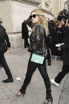 Rita Ora CELEBRITIES : Ankunft zur Chanel Modenschau - Pret a Porter Automne Hiver - 07 03 2017 GwendolineLeGoff Panoramic 
